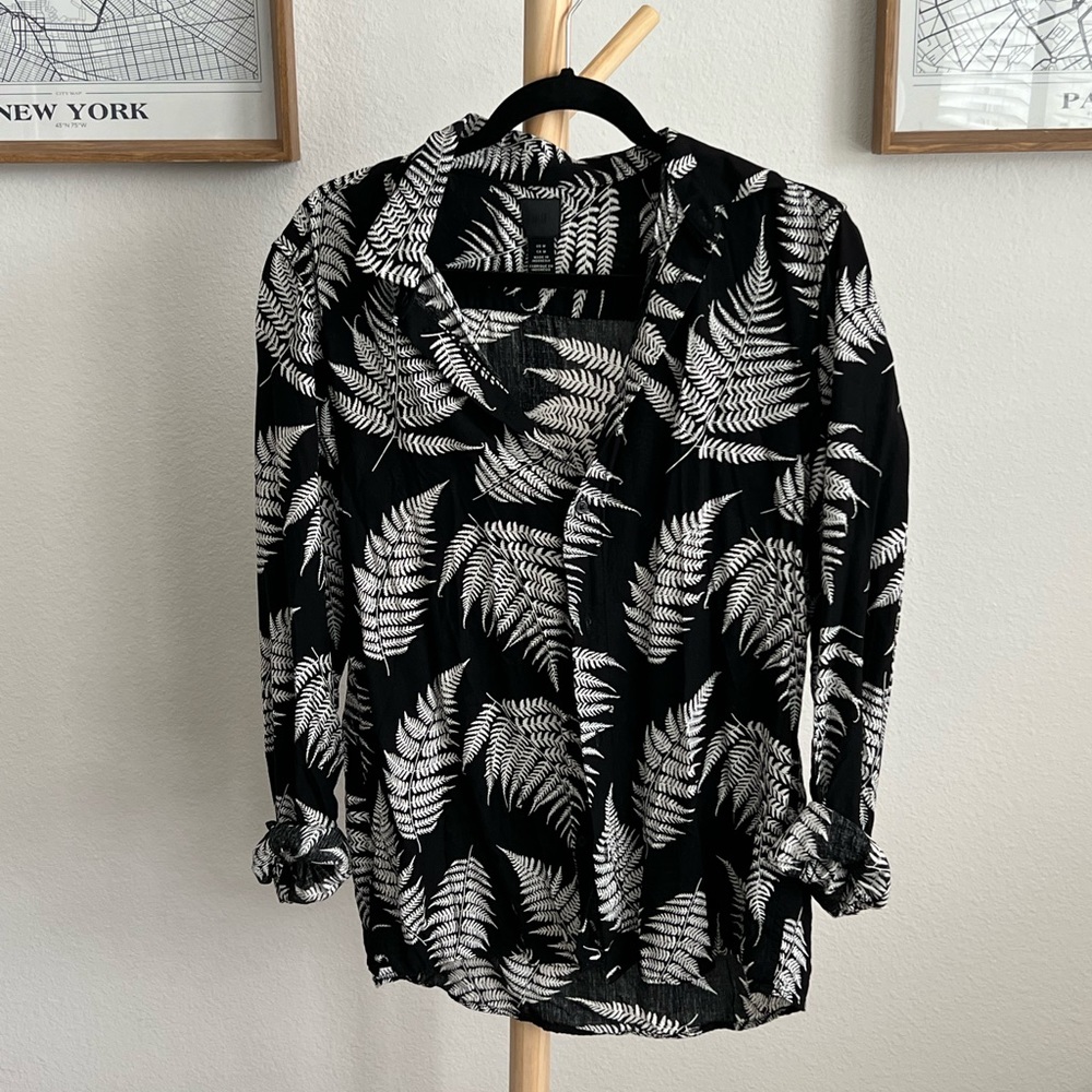 Button down Hawaiian shirt!